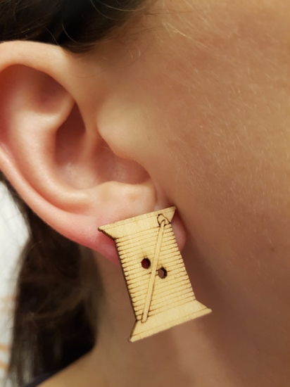 Preview: Holz Knopf Ohrstecker Massband & Garnrolle